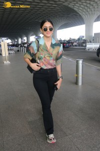 actress mrunal thakur in casual dress at airport