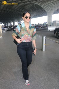 actress mrunal thakur in casual dress at airport