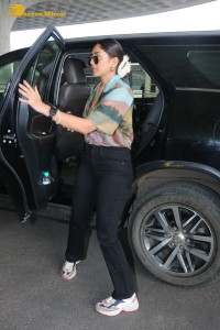 actress mrunal thakur in casual dress at airport