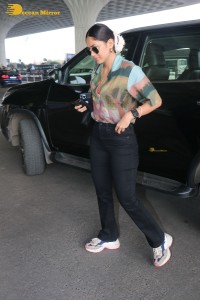 actress mrunal thakur in casual dress at airport
