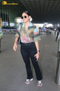 actress mrunal thakur in casual dress at airport
