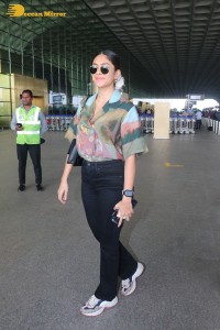 actress mrunal thakur in casual dress at airport