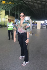 actress mrunal thakur in casual dress at airport