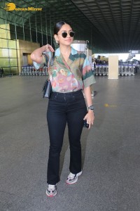 actress mrunal thakur in casual dress at airport