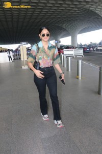 actress mrunal thakur in casual dress at airport
