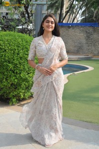 actress mrunal thakur beautiful in a saree