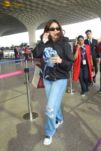 actress Mrunal Thakur stylish looks in denim jeans at mumbai airport