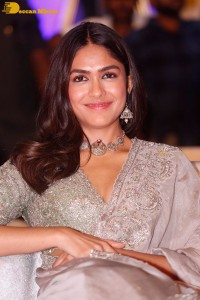 Mrunal-Thakur-11