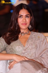 Mrunal-Thakur-12
