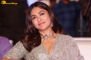 Mrunal-Thakur-2