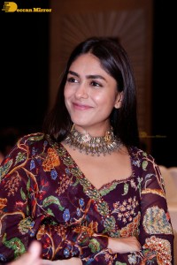 Mrunal-Thakur-1
