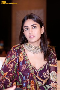 Mrunal-Thakur-2
