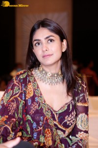 Mrunal-Thakur-3