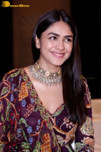 Mrunal-Thakur-8