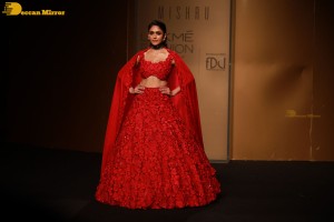 Mrunal Thakur walks the ramp at Lakme Fashion Week 2022