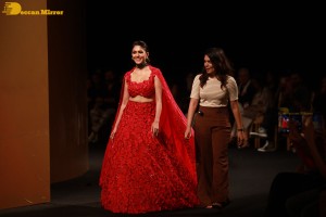 Mrunal Thakur walks the ramp at Lakme Fashion Week 2022