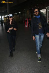Actors Riteish deshmukh and mrunal thakur spotted together at Mumbai airport on jan 6, 2023