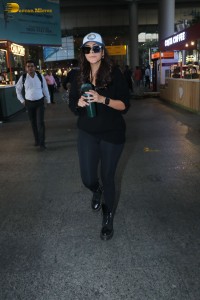 Actors Riteish deshmukh and mrunal thakur spotted together at Mumbai airport on jan 6, 2023