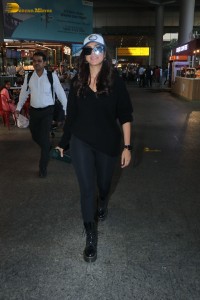 Actors Riteish deshmukh and mrunal thakur spotted together at Mumbai airport on jan 6, 2023