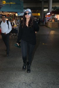 Actors Riteish deshmukh and mrunal thakur spotted together at Mumbai airport on jan 6, 2023