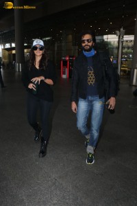Actors Riteish deshmukh and mrunal thakur spotted together at Mumbai airport on jan 6, 2023