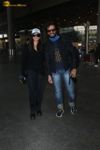 Actors Riteish deshmukh and mrunal thakur spotted together at Mumbai airport on jan 6, 2023