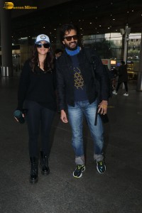 Actors Riteish deshmukh and mrunal thakur spotted together at Mumbai airport on jan 6, 2023