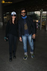 Actors Riteish deshmukh and mrunal thakur spotted together at Mumbai airport on jan 6, 2023