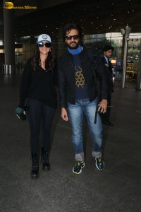 Actors Riteish deshmukh and mrunal thakur spotted together at Mumbai airport on jan 6, 2023