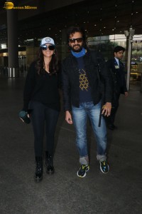Actors Riteish deshmukh and mrunal thakur spotted together at Mumbai airport on jan 6, 2023