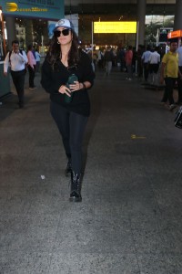 Actors Riteish deshmukh and mrunal thakur spotted together at Mumbai airport on jan 6, 2023