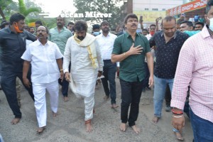 Balakrishna and Boyapati visit Mangalagiri temple after Akhanda movie success