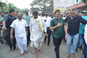 Balakrishna and Boyapati visit Mangalagiri temple after Akhanda movie success