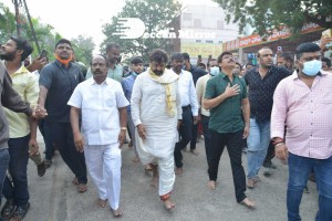 Balakrishna and Boyapati visit Mangalagiri temple after Akhanda movie success