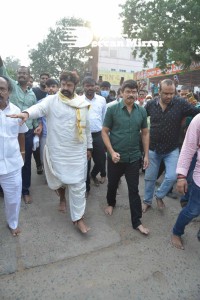 Balakrishna and Boyapati visit Mangalagiri temple after Akhanda movie success