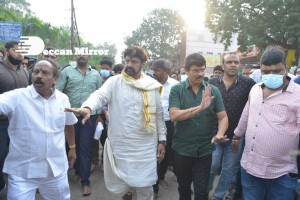 Balakrishna and Boyapati visit Mangalagiri temple after Akhanda movie success