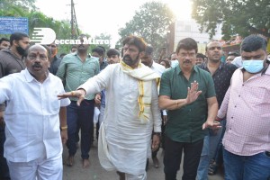 Balakrishna and Boyapati visit Mangalagiri temple after Akhanda movie success