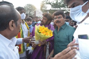Balakrishna and Boyapati visit Mangalagiri temple after Akhanda movie success