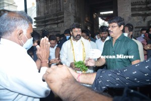 Balakrishna and Boyapati visit Mangalagiri temple after Akhanda movie success