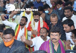 Balakrishna and Boyapati visit Mangalagiri temple after Akhanda movie success