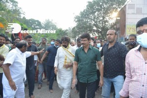 Balakrishna and Boyapati visit Mangalagiri temple after Akhanda movie success