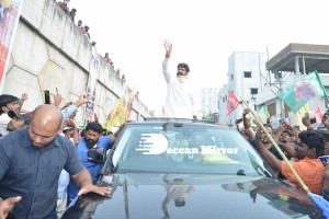 Nandamuri Balakrishna and Boyapati Srinu offer prayers at Pedakakani temple and fans throng to see them outside
