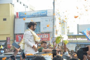 Nandamuri Balakrishna and Boyapati Srinu offer prayers at Pedakakani temple and fans throng to see them outside