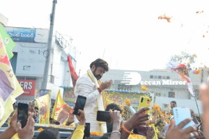 Nandamuri Balakrishna and Boyapati Srinu offer prayers at Pedakakani temple and fans throng to see them outside