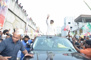 Nandamuri Balakrishna and Boyapati Srinu offer prayers at Pedakakani temple and fans throng to see them outside