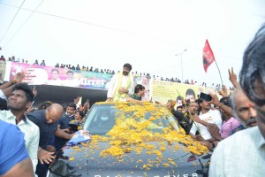 Nandamuri Balakrishna and Boyapati Srinu offer prayers at Pedakakani temple and fans throng to see them outside