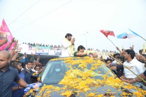 Nandamuri Balakrishna and Boyapati Srinu offer prayers at Pedakakani temple and fans throng to see them outside