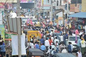 Nandamuri Balakrishna and Boyapati Srinu offer prayers at Pedakakani temple and fans throng to see them outside
