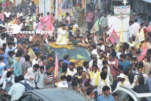 Nandamuri Balakrishna and Boyapati Srinu offer prayers at Pedakakani temple and fans throng to see them outside
