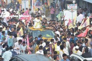 Nandamuri Balakrishna and Boyapati Srinu offer prayers at Pedakakani temple and fans throng to see them outside